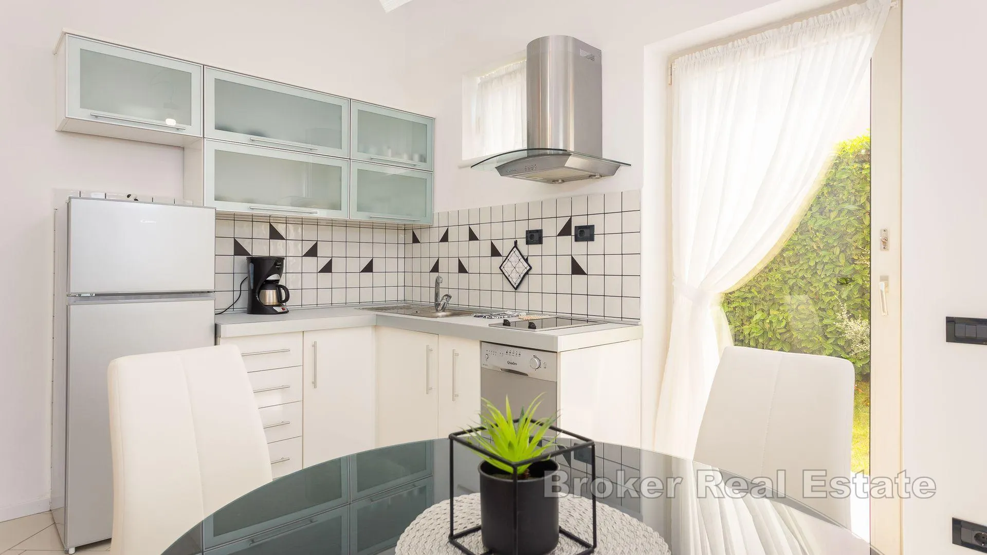 apartmanska kuća u prvom redu do mora - slika 10