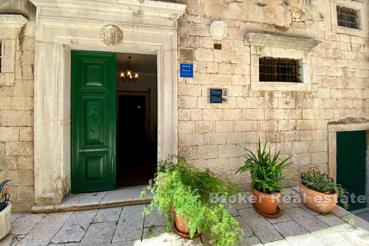 Stambeno-poslovni prostor u palači - Sibenik, Sibenik