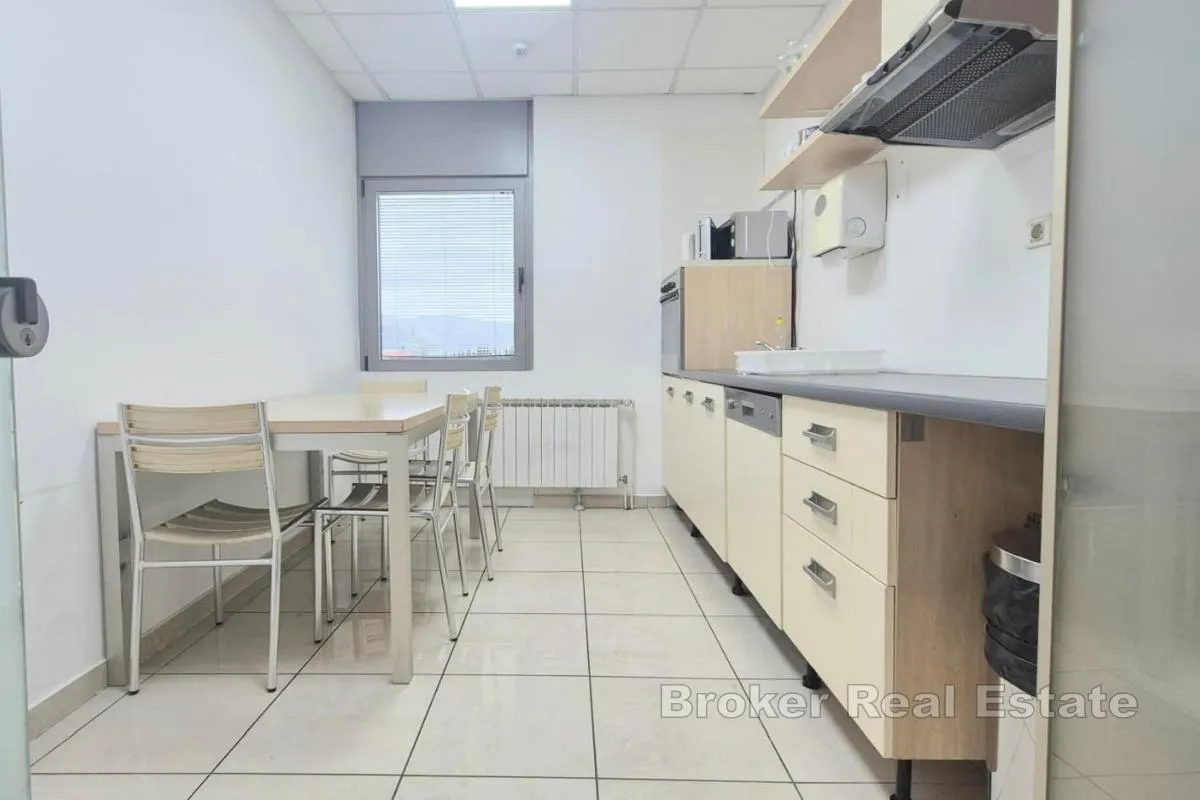 uredski prostor od 365 m² u poslovnoj zgradi - slika 7