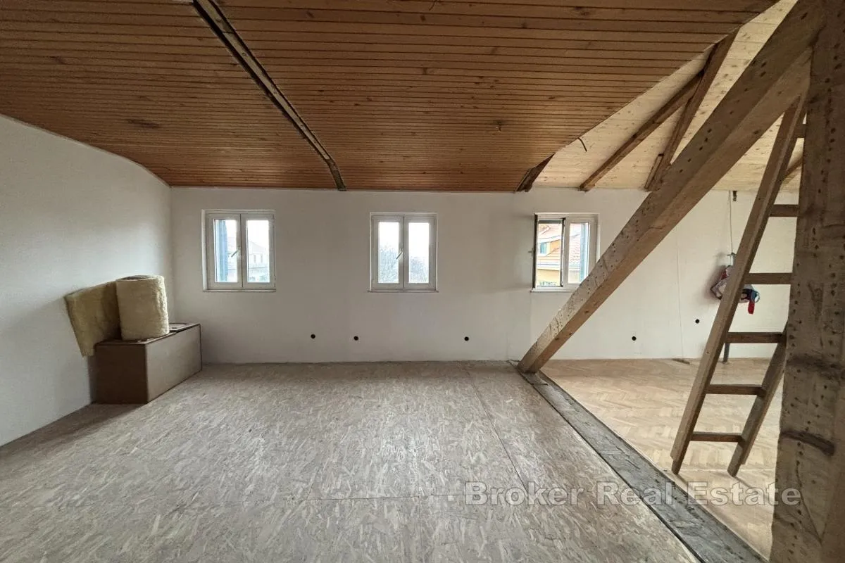 prostrani stan s terasom za renovaciju na vrhunskoj lokaciji - slika 6