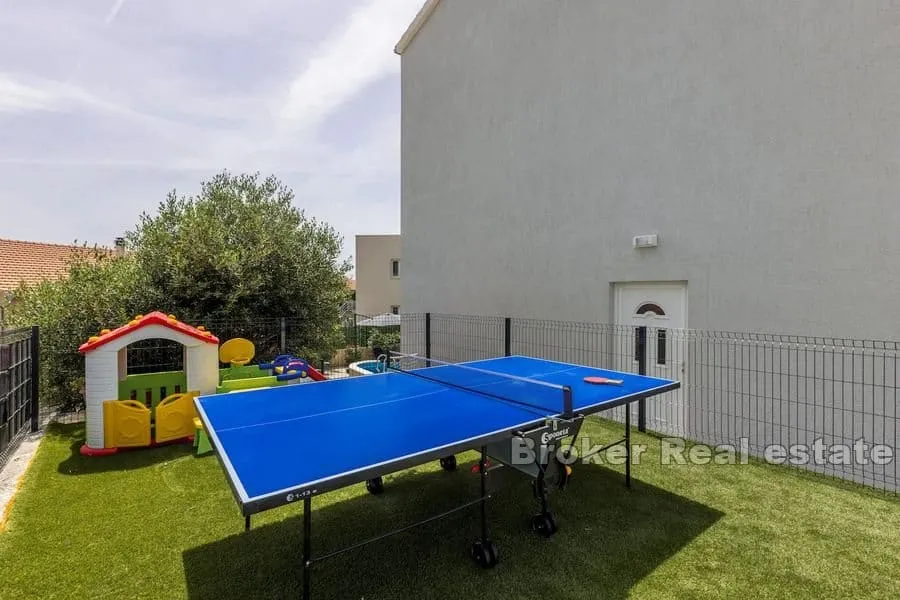 moderna vila s bazenom - slika 17