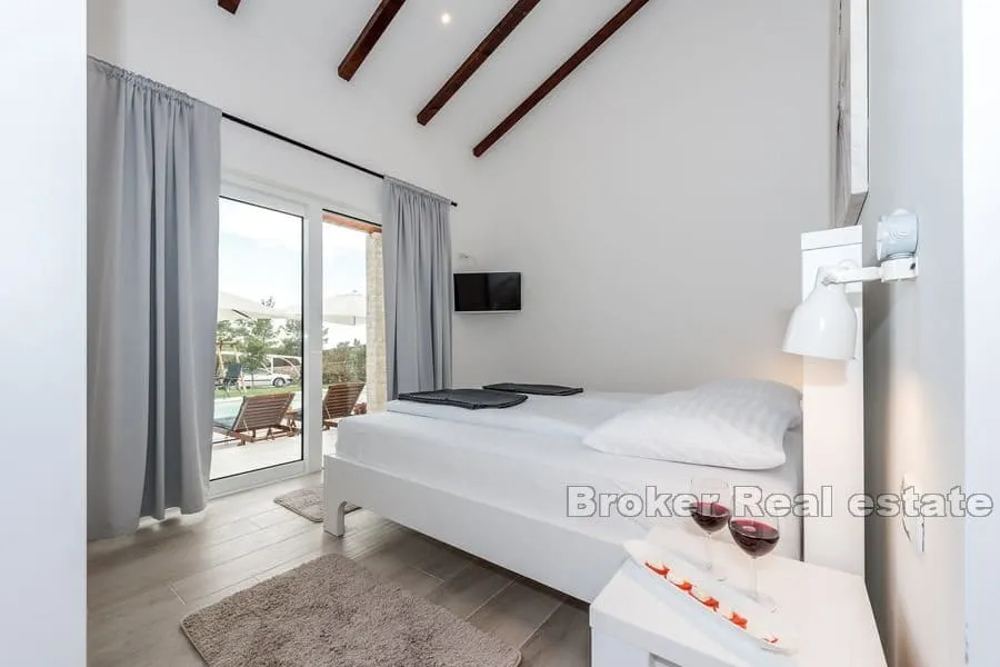 luksuzna vila s bazenom - slika 8