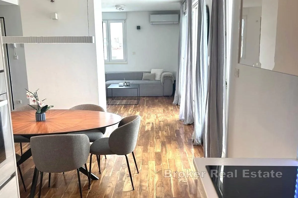 penthouse s terasom i pogledom na grad - slika 3