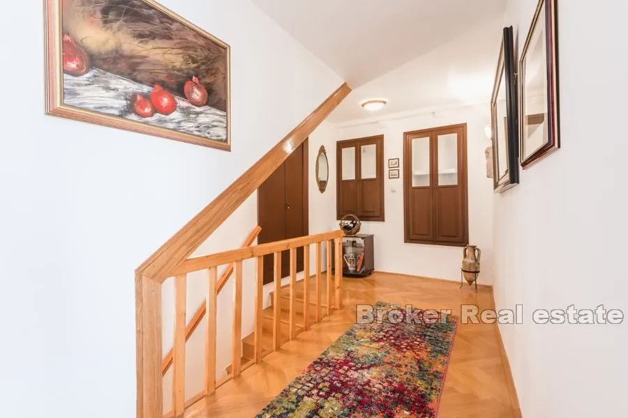 kamena kuća u staroj jezgri grada - slika 4