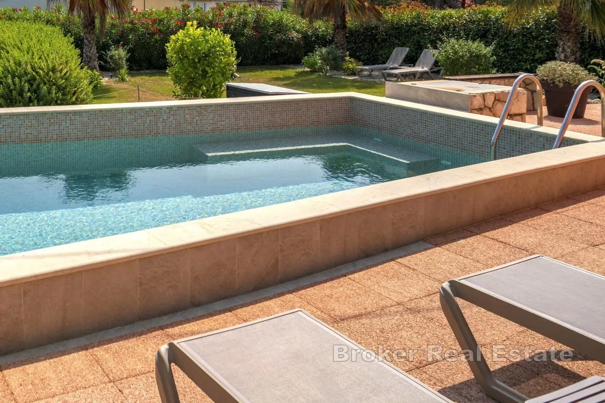 kuća za odmor s mediteranskim vrtom, bazenom i saunom - slika 4