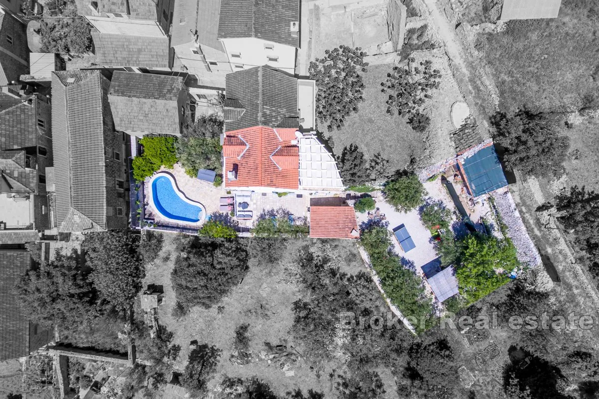 kamena vila s bazenom - slika 3