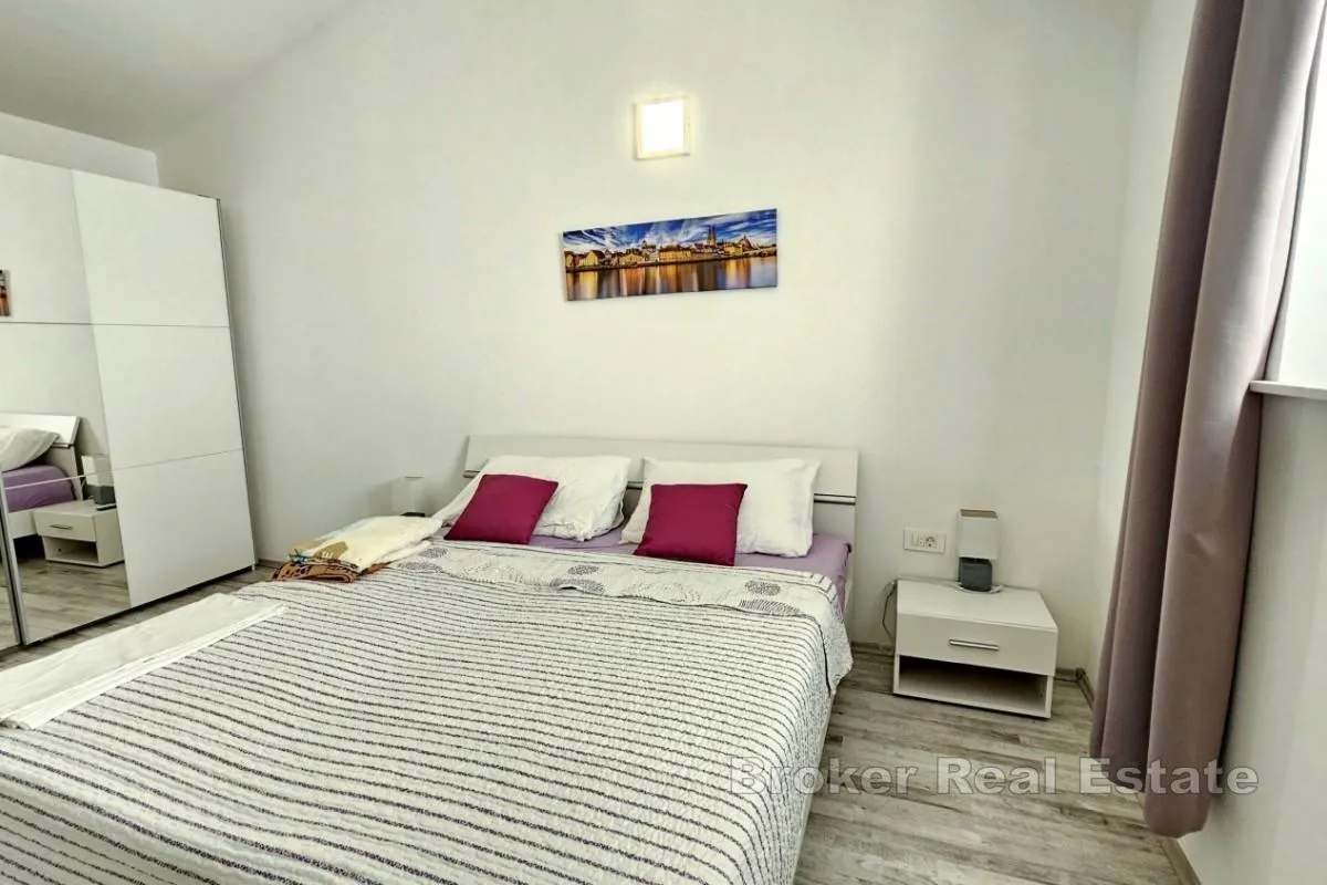 duplex kuća s bazenom i velikom okućnicom - slika 8