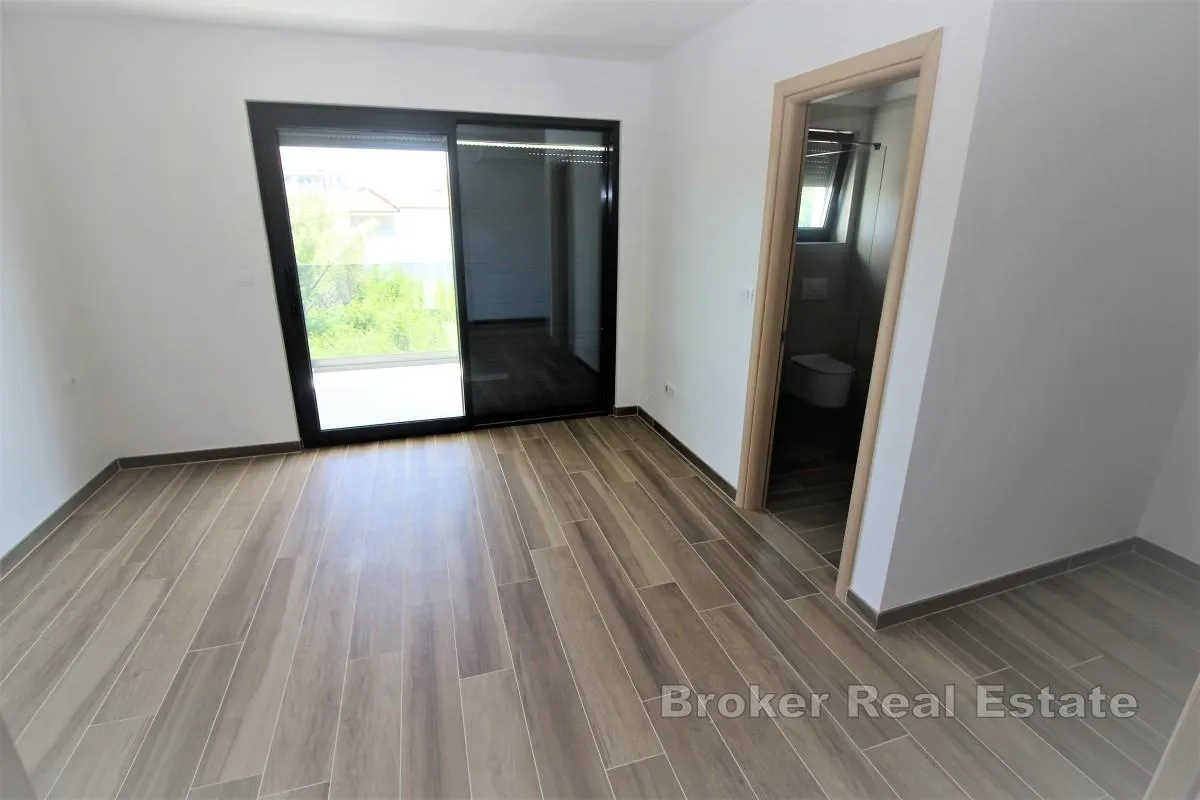 dvoetažni apartman s bazenom u blizini mora - slika 8