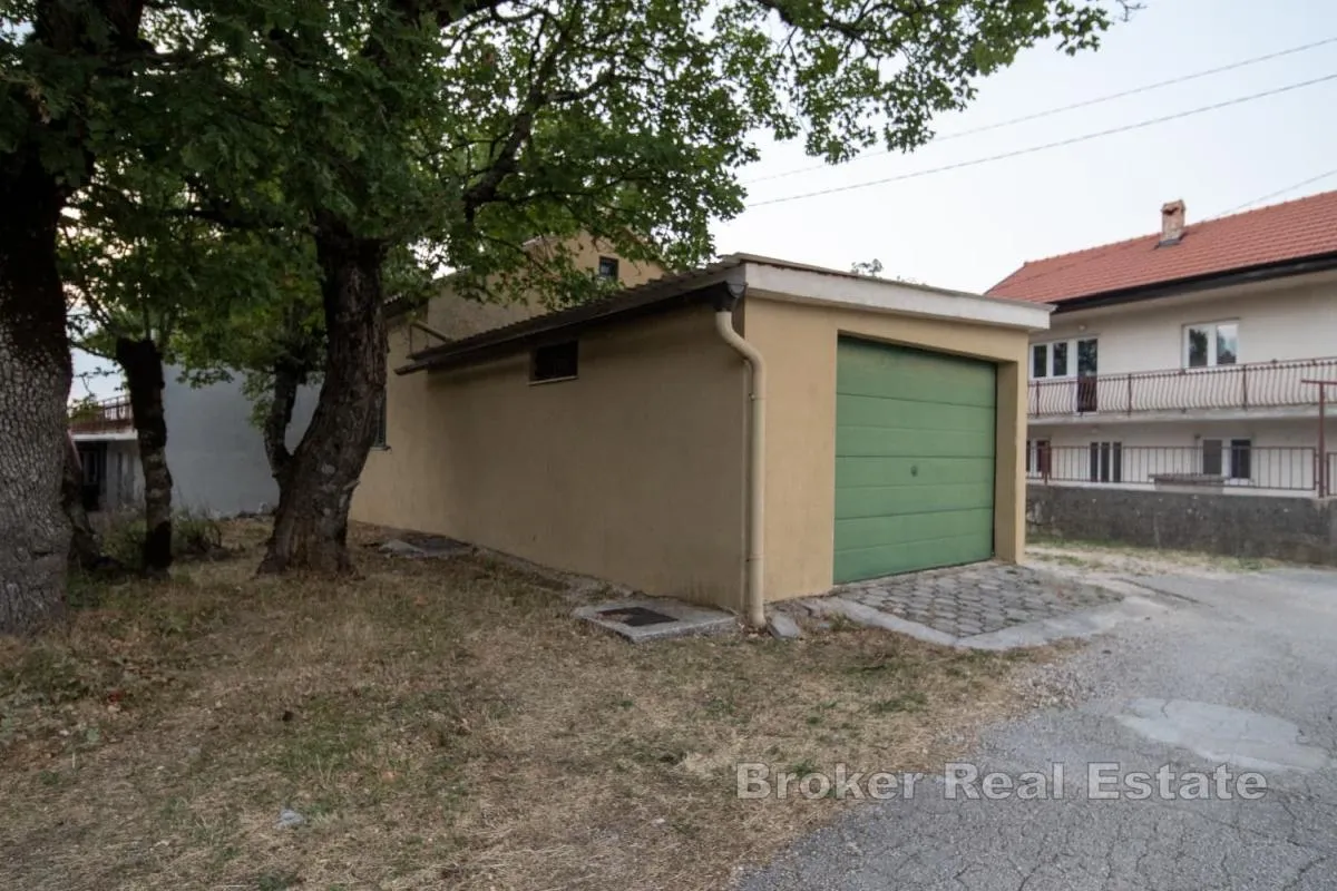 idilična kuća na osami okružena prekrasnim zelenilom - slika 15