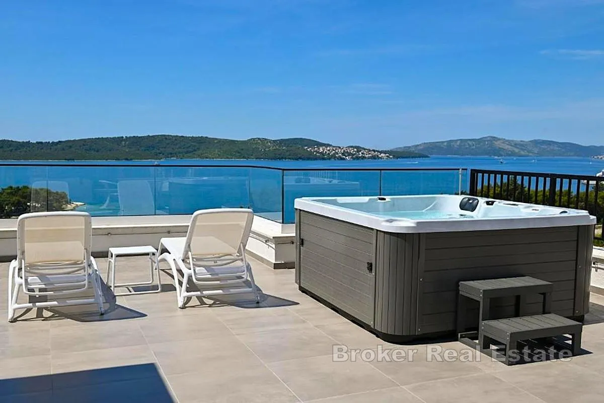 luksuzni penthouse s krovnom terasom i panoramskim pogledom na more - slika 16
