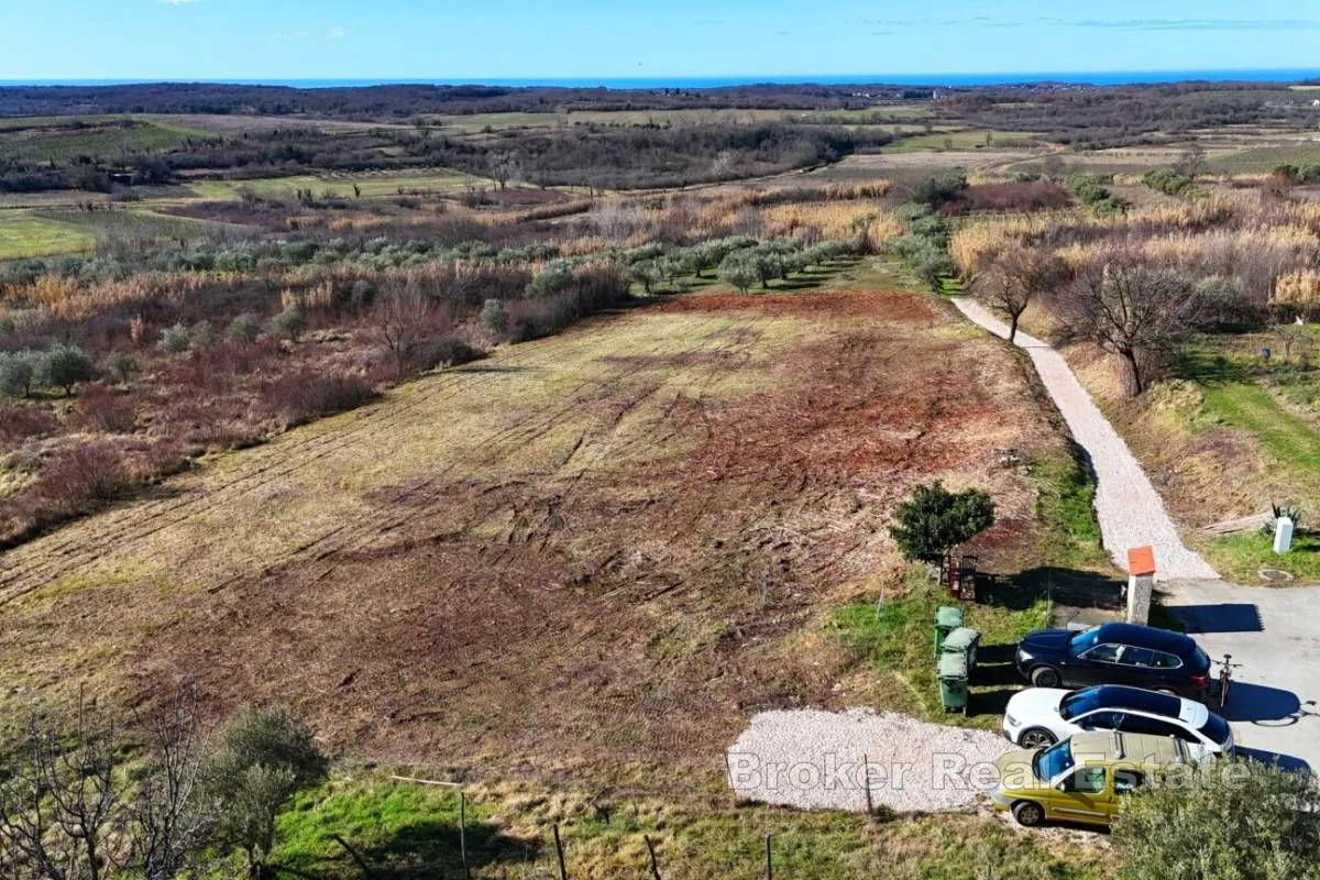 Građevinsko zemljište s pogledom na more i potpunom infrastrukturom - Poreč