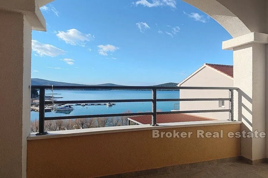 apartmanska kuća u prvom redu do mora - slika 9