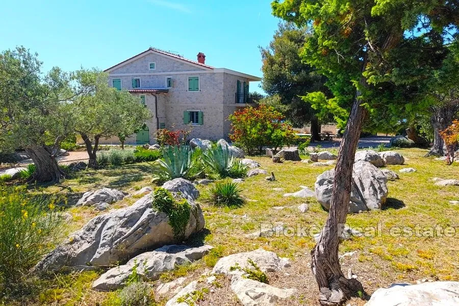 kamena vila s bazenom i pogledom na more - slika 4