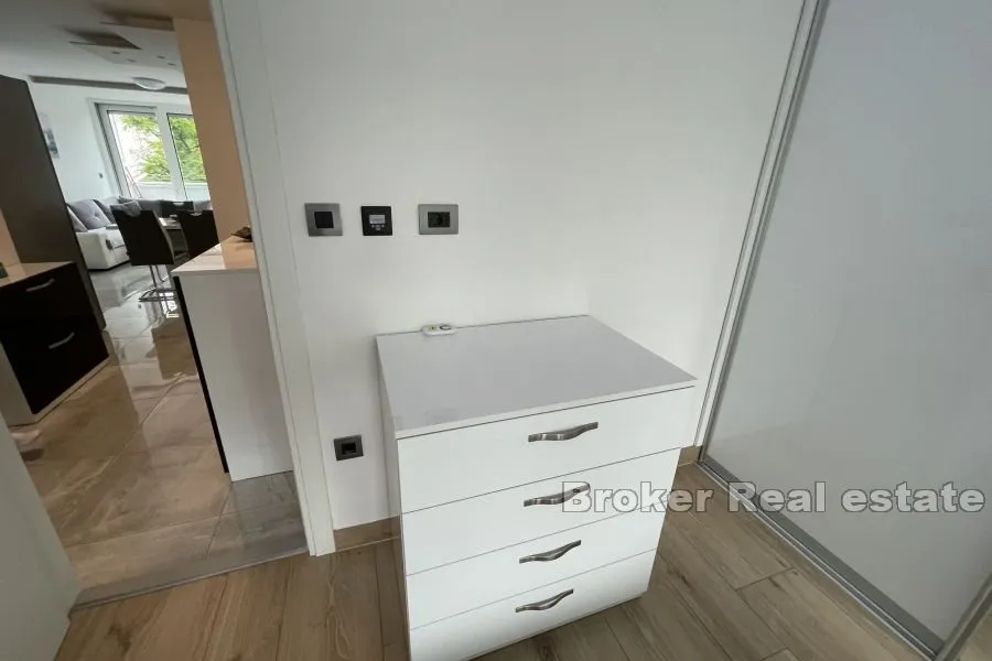 bol - uređeni apartman na odličnoj lokaciji - slika 9