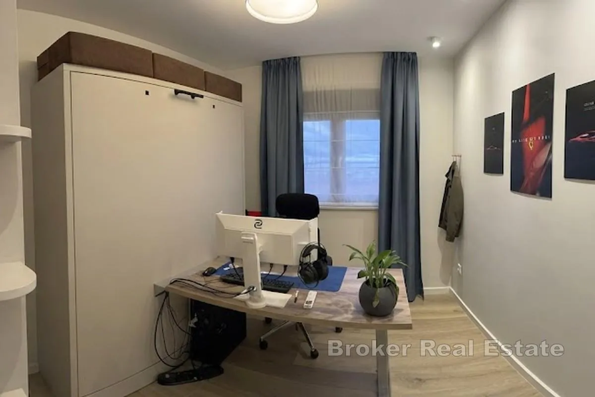 penthouse s krovnom terasom i pogledom na more - slika 12
