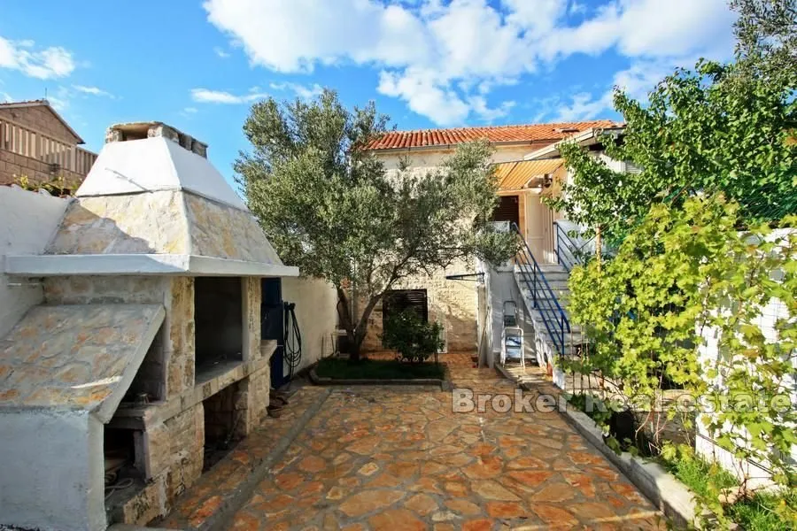dvojna kuća s tri apartmana - slika 3
