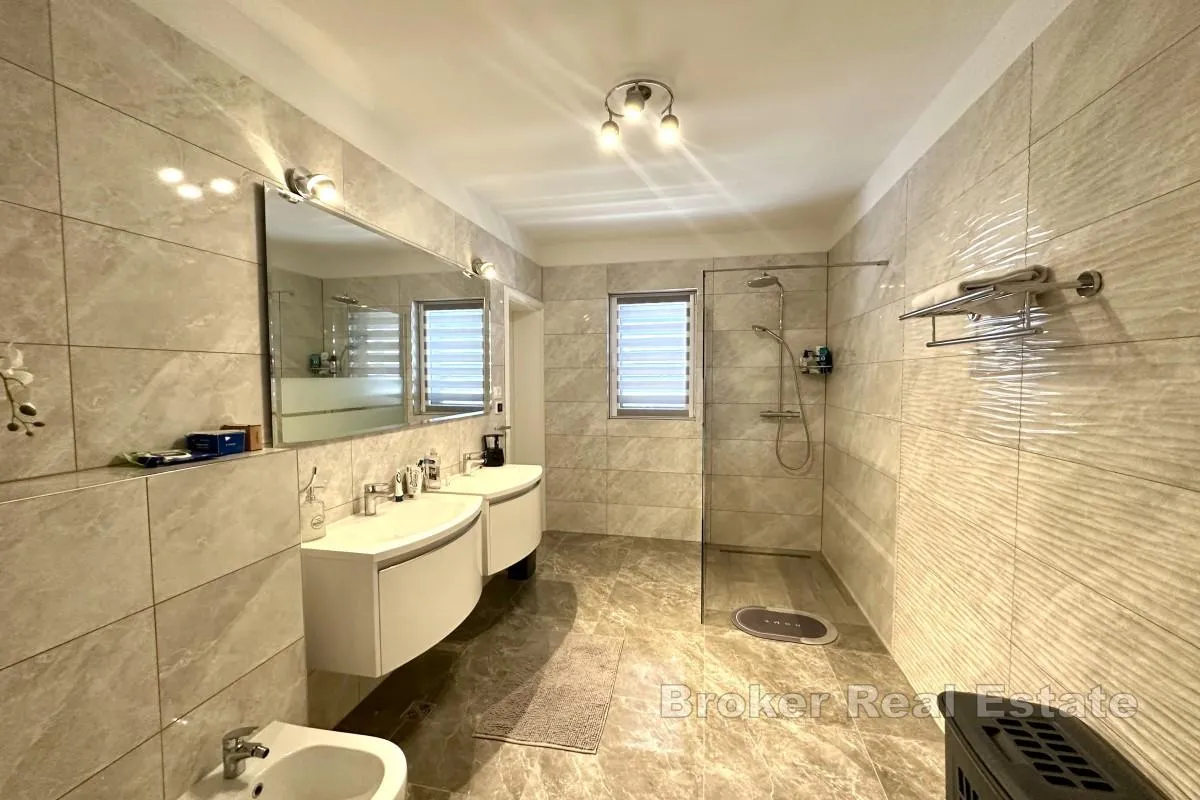 dvoetažni penthouse s pogledom na more - slika 9