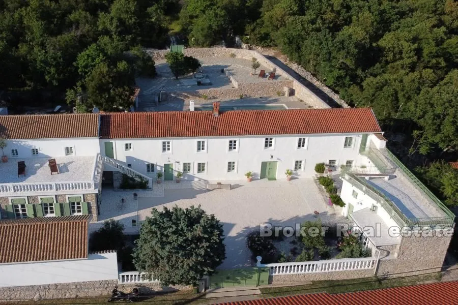 Obnovljeni ljetnikovac s bazenom - Crikvenica