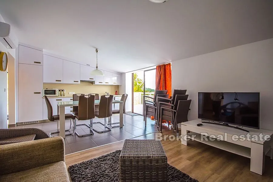 apartmanska kuća s bazenom - slika 6