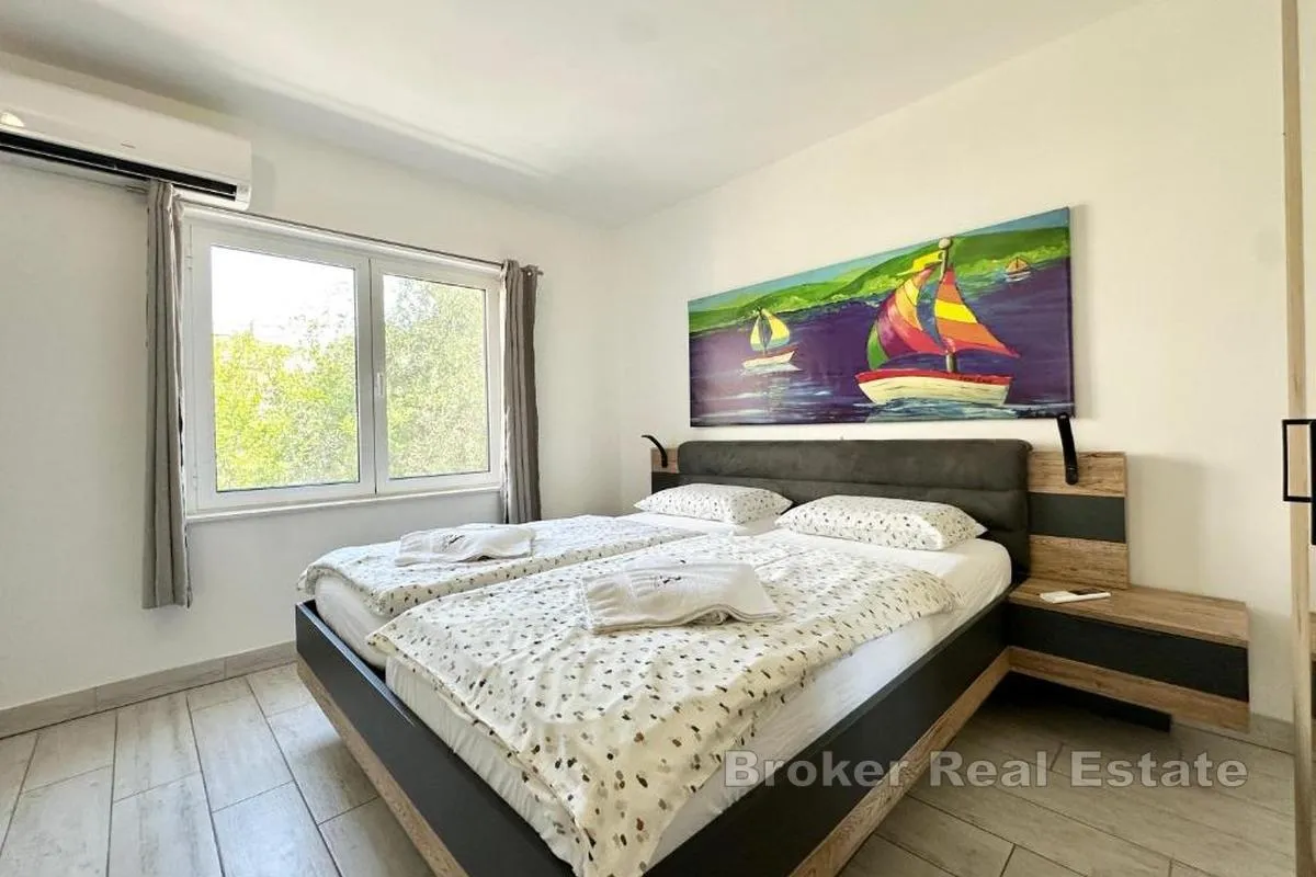 moderna apartmanska kuća s pogledom na more i bazenom - slika 7