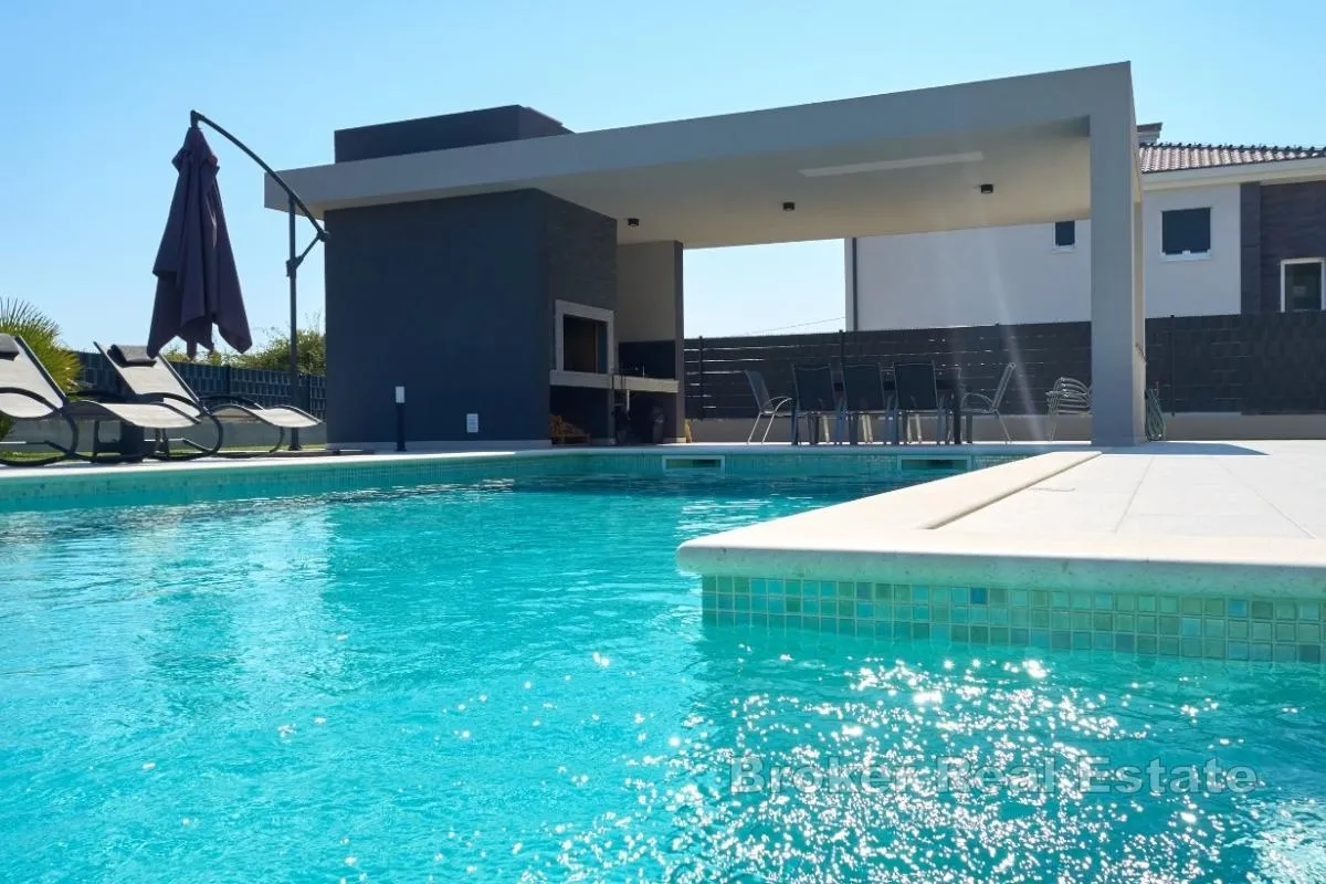 novoizgrađena villa s bazenom - slika 6