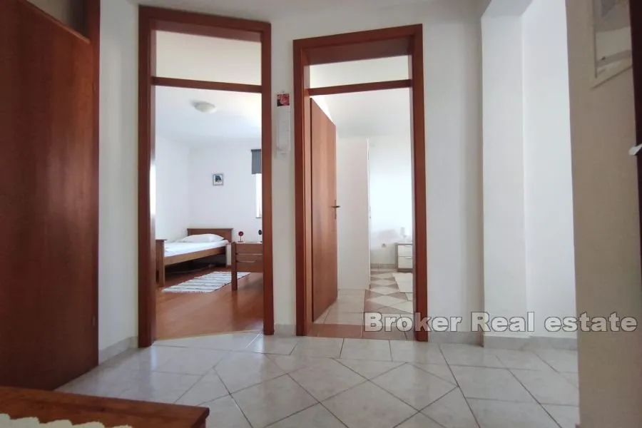 apartmanska kuća, drugi red do mora - slika 4