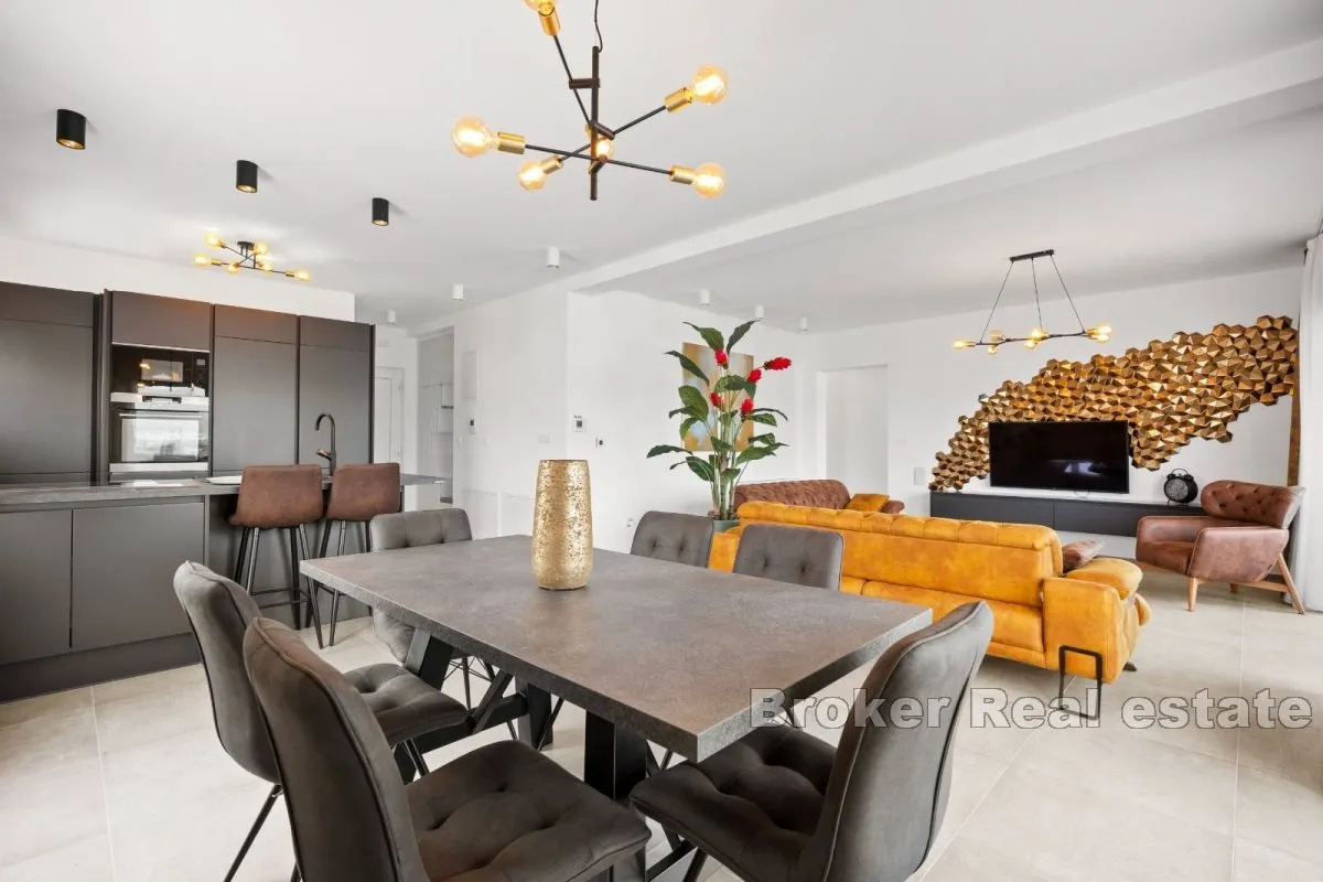 luksuzan penthouse s bazenom i prekrasnim pogledom na more - slika 6