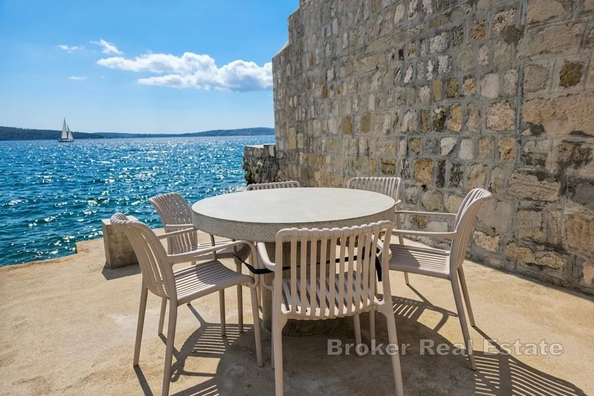 Moderni dvoetažni apartman prvi red uz more - Kaštel Gomilica, Kaštela