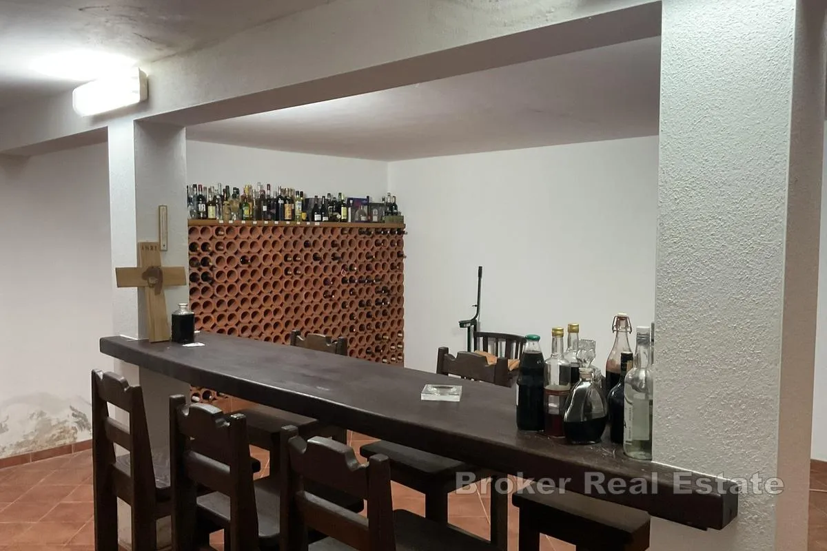 villa s apartmanima i predivnom okućnicom - slika 7