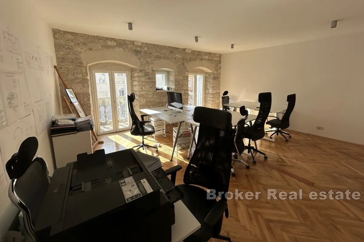 troetažni apartman u centru, na prodaju - slika 4