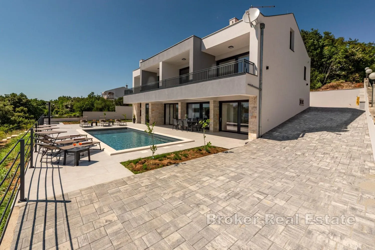 moderna vila prvi red do mora, s bazenom i direktnim pristupom plaži - slika 18
