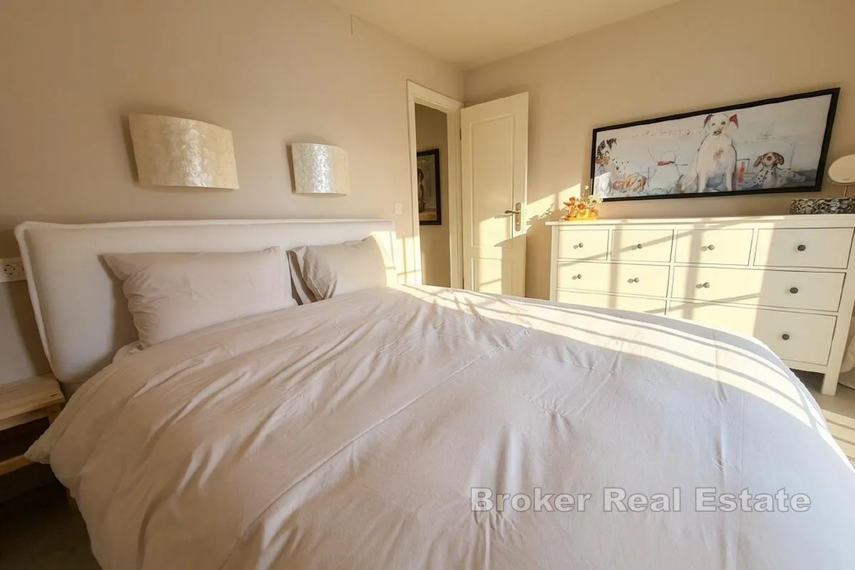moderni dvoetažni apartman prvi red uz more - slika 3