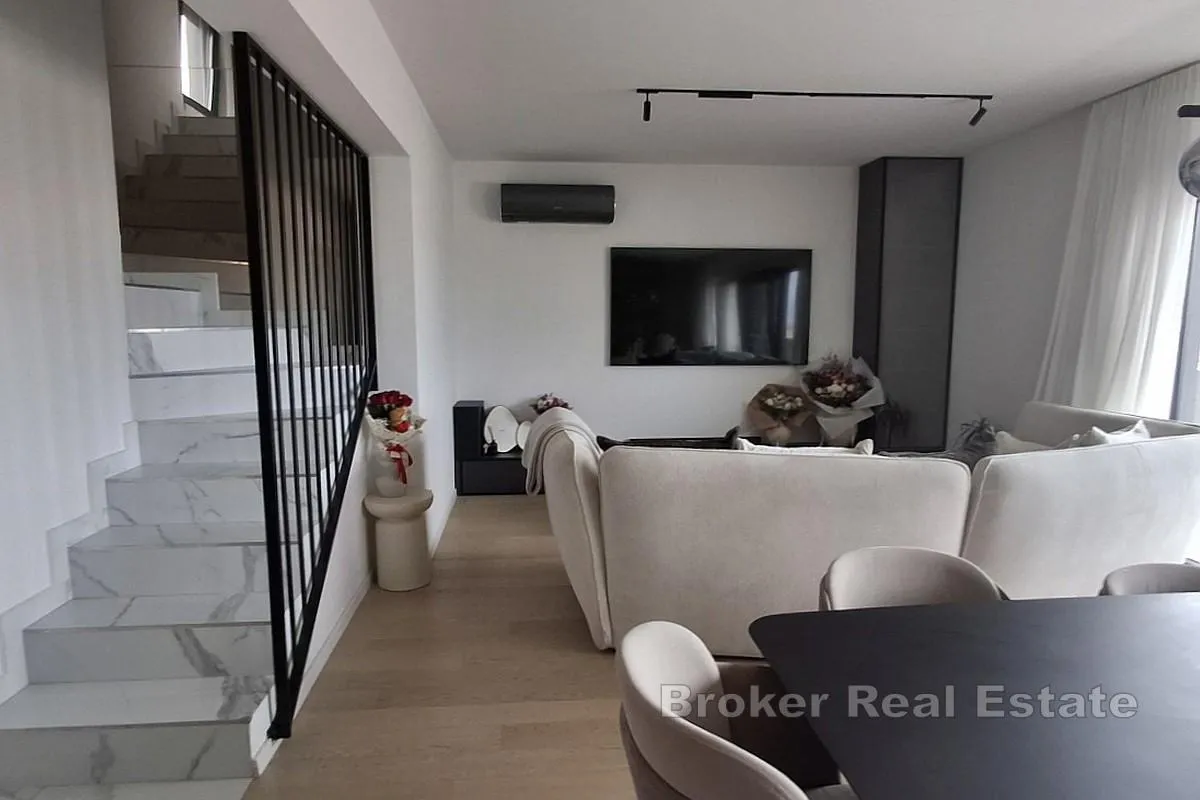 prostrani penthouse s otvorenim pogledom na more - slika 5