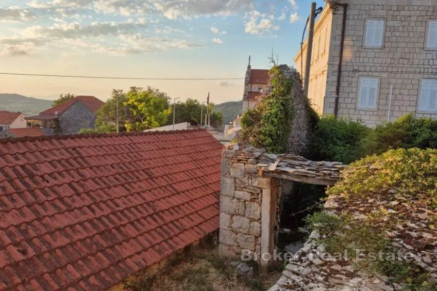ruševne kamene kuće s garažom i objektima - slika 5