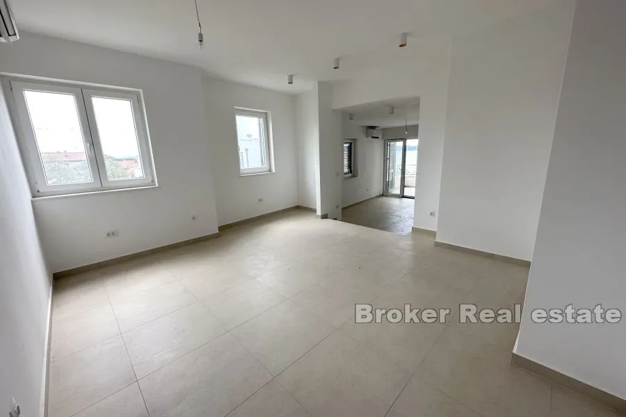 prostrani penthouse s pogledom na more - slika 5