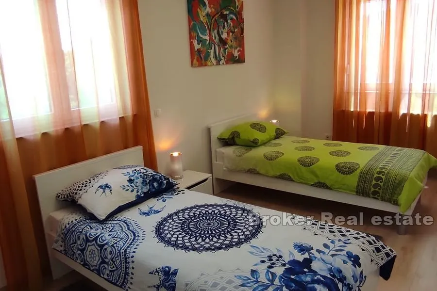 vila s bazenom i prostranom okućnicom - slika 8