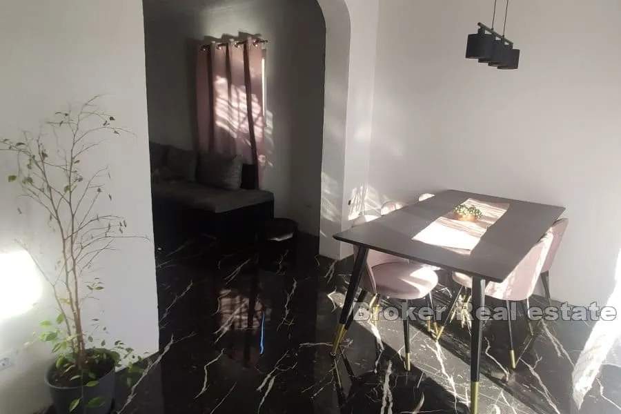 obiteljska kuća s dvorištem - slika 3