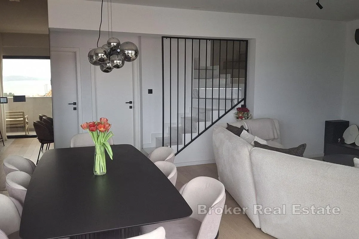 prostrani penthouse s otvorenim pogledom na more - slika 6