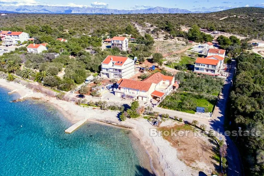 apartmanska zgrada u prvom redu do mora - slika 2