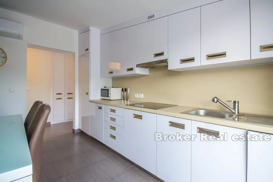 apartmanska kuća s bazenom - slika 8