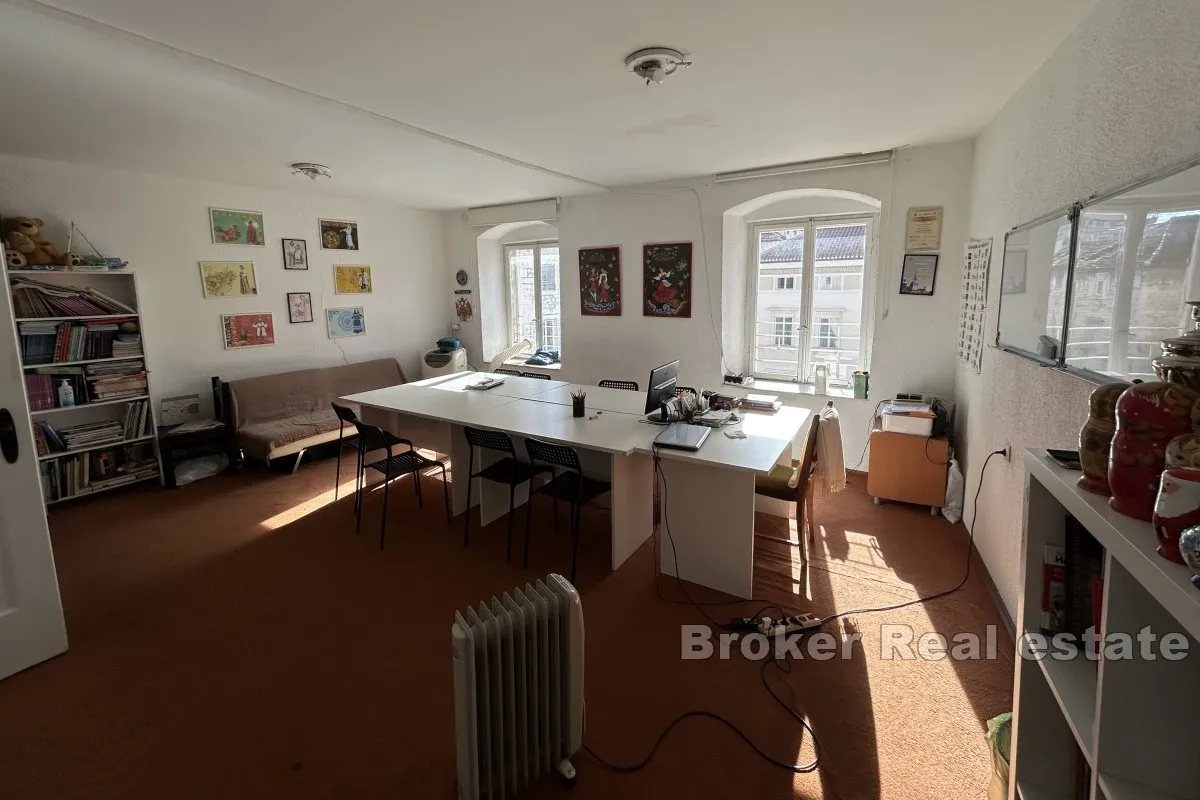 troetažni apartman u centru, na prodaju - slika 6