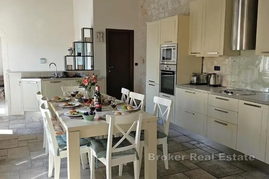 tradicionalna kamena kuća s bazenom i pogledom na more - slika 6