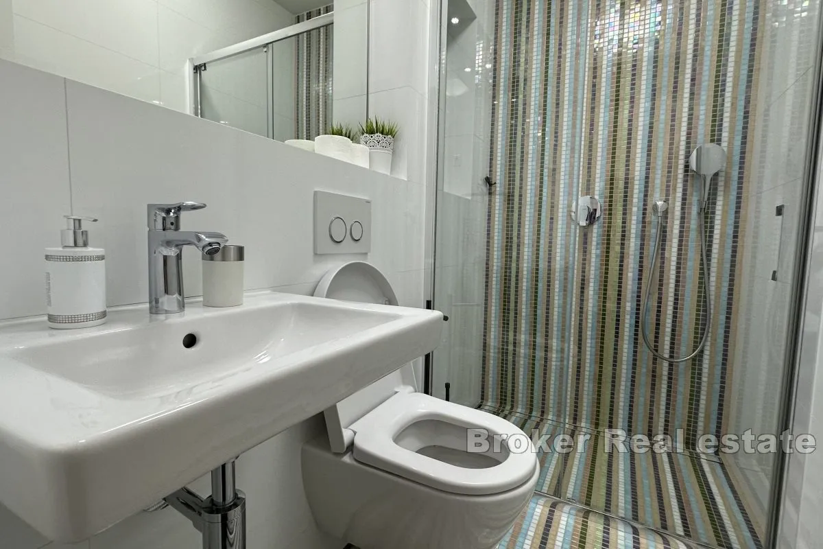 atraktivan penthouse s velikom terasom i jacuzzijem - slika 9