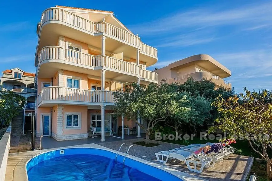 apartmanska zgrada u blizini mora - slika 1