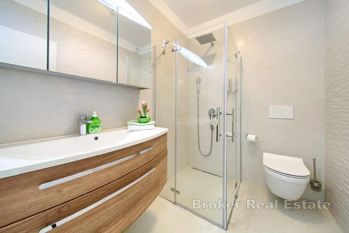 vila s četiri apartmana i otvorenim pogledom na more - slika 9