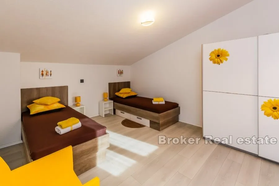 vila s bazenom u prekrasnoj prirodi - slika 9