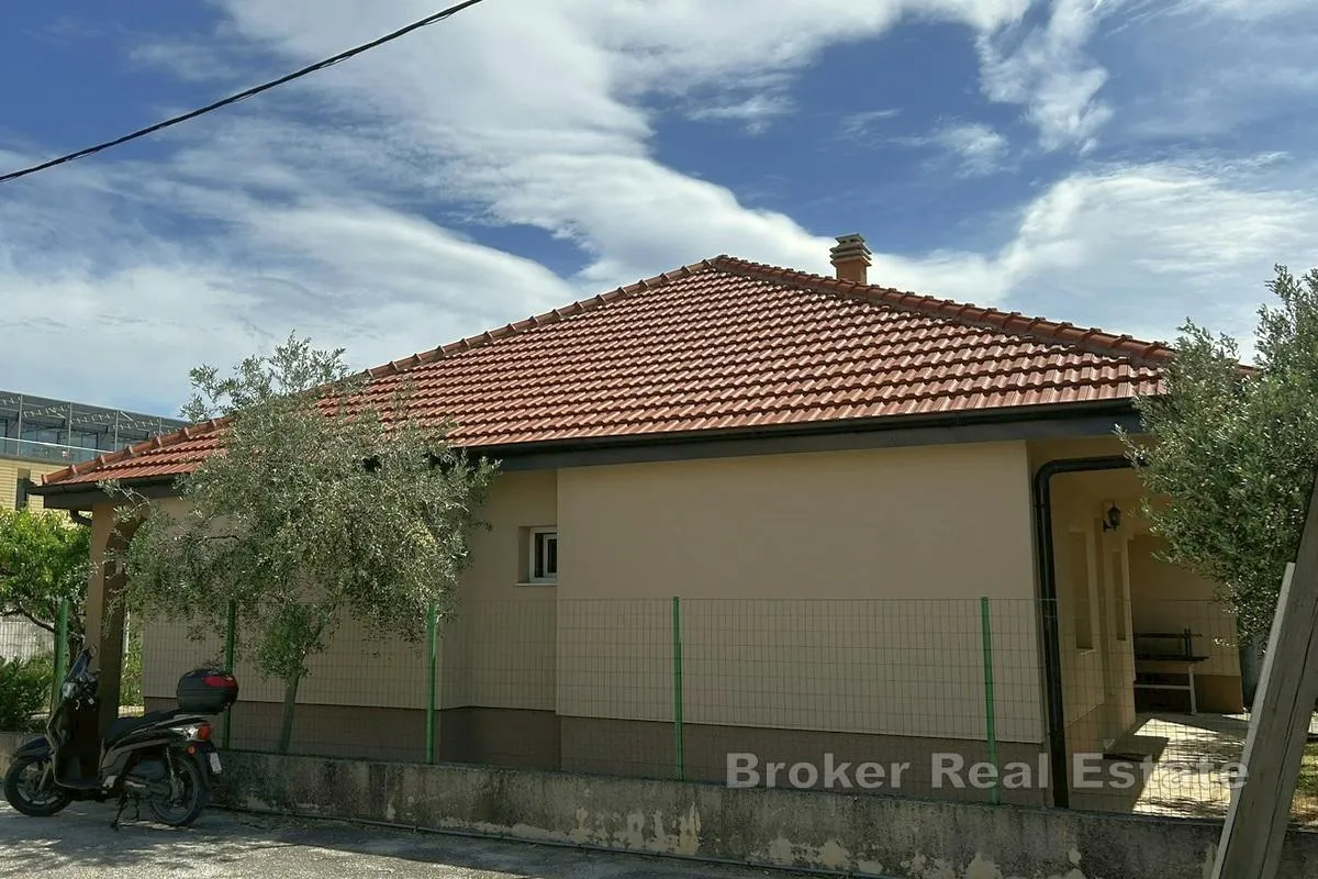 kuća s garažom i okućnicom na strateškoj lokaciji u splitu - slika 3