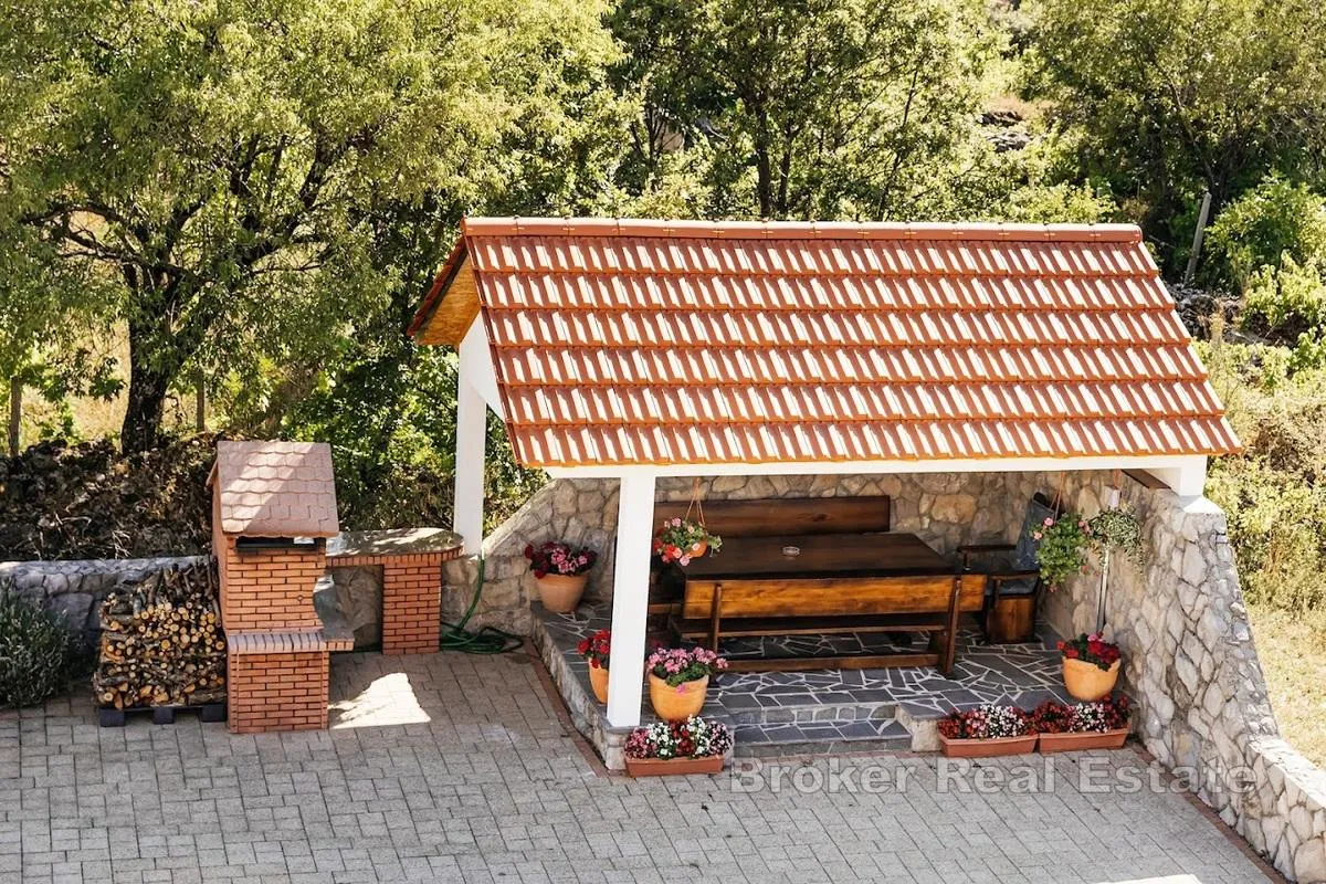 villa s apartmanima i predivnom okućnicom - slika 9