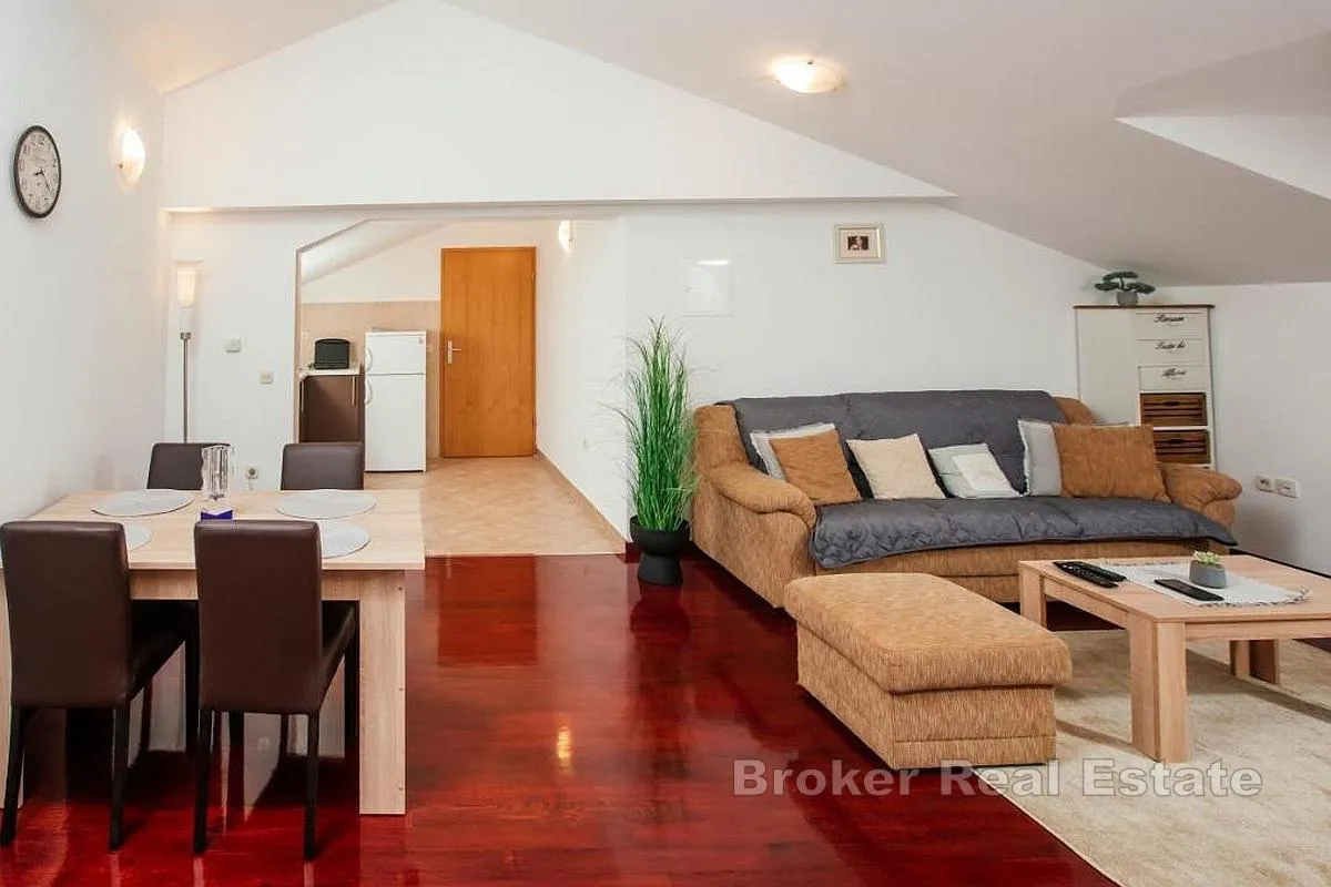 villa s apartmanima i predivnom okućnicom - slika 4