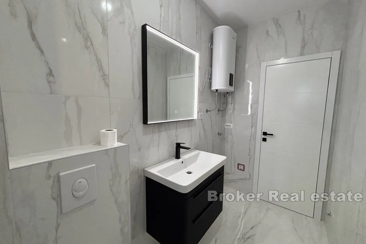 prostrani penthouse s pogledom na more - slika 7